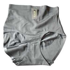 NWT M smoothing & sculpting panty—Frederick’s of Hollywood